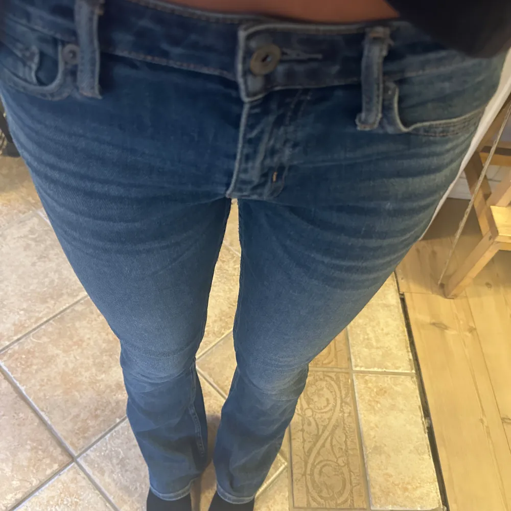 Säljer dessa super fina lågmidajde jeans då dom tyvärr blivit lite små för mig, dom är i storlek 27/31 men skulle säga att dom passar en 34 och möjligtvis 36 om man vill ha dom tightare. Jeans & Byxor.