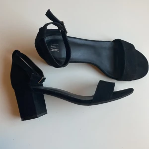 Klackskor  - Klackskor från XIT i mycket fint skick. Använda ca 5 ggr. Strl 38 men jag som har strl 39 kan fortfarande ha de.