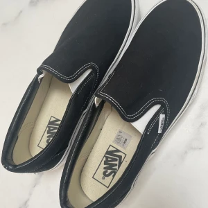 Vans Classic slip on - Använda ett par gånger och stått i garderoben sedan dess. Lika bra att de får ny ägare. Stl 42