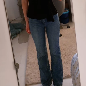 Jeans - Säljen mina jeans då de inte kommer till andvändning. Fint skick och passar mig som är 170cm lång. Skriv vid fler frågor!💕