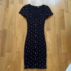 Blommig klänning - Säljer denna stretchiga blom klänningen eftersom den har fått för lite användning.  