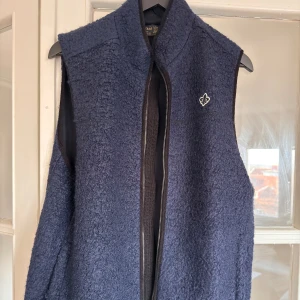 Morris väst - Säljer denna väst som köptes september-23 och har använts endast 2-3 gånger. (Därav av nästintill oanvänd, luktar fortfarande ny!) Nypris ord 2250kr. Trodde jag var en väst-kille, men icke!  En klok investering!