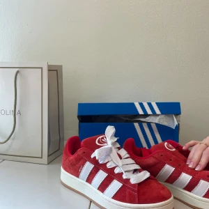 Adidas campus 00’ - Säljer nu mina campus då dem ej kommer till användning, bud accepteras vid bra deal🌶️ Storlek 40 Använda Max 5 gånger och har inga skador eller skavanker - tvättas såklart innan leverans! Tillkommer orginalkartong, kvitton, extra skosnören i röd färg!