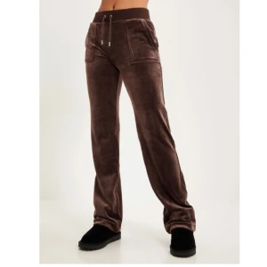 Juicy couture byxor - Säljer ett par väldigt oanvända juicy byxor. Inga märken, fel eller någonting. De sälj pågrund av att de inte används längre. I storlek L men passar även m