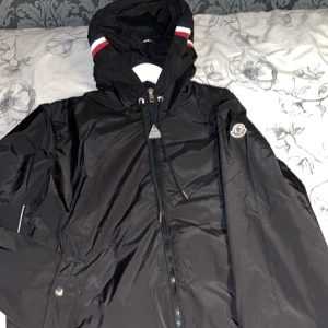 Moncler Cardigan - Helt nytt har inte stora problem men zipen lite svårt att zippa