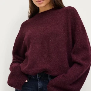 Röd stickad tröja - Röd stickad tröja från Gina Tricot, helt ny endast använd 2 gånger. Storlek L men sitter fint på S och M som en Oversize tröja.