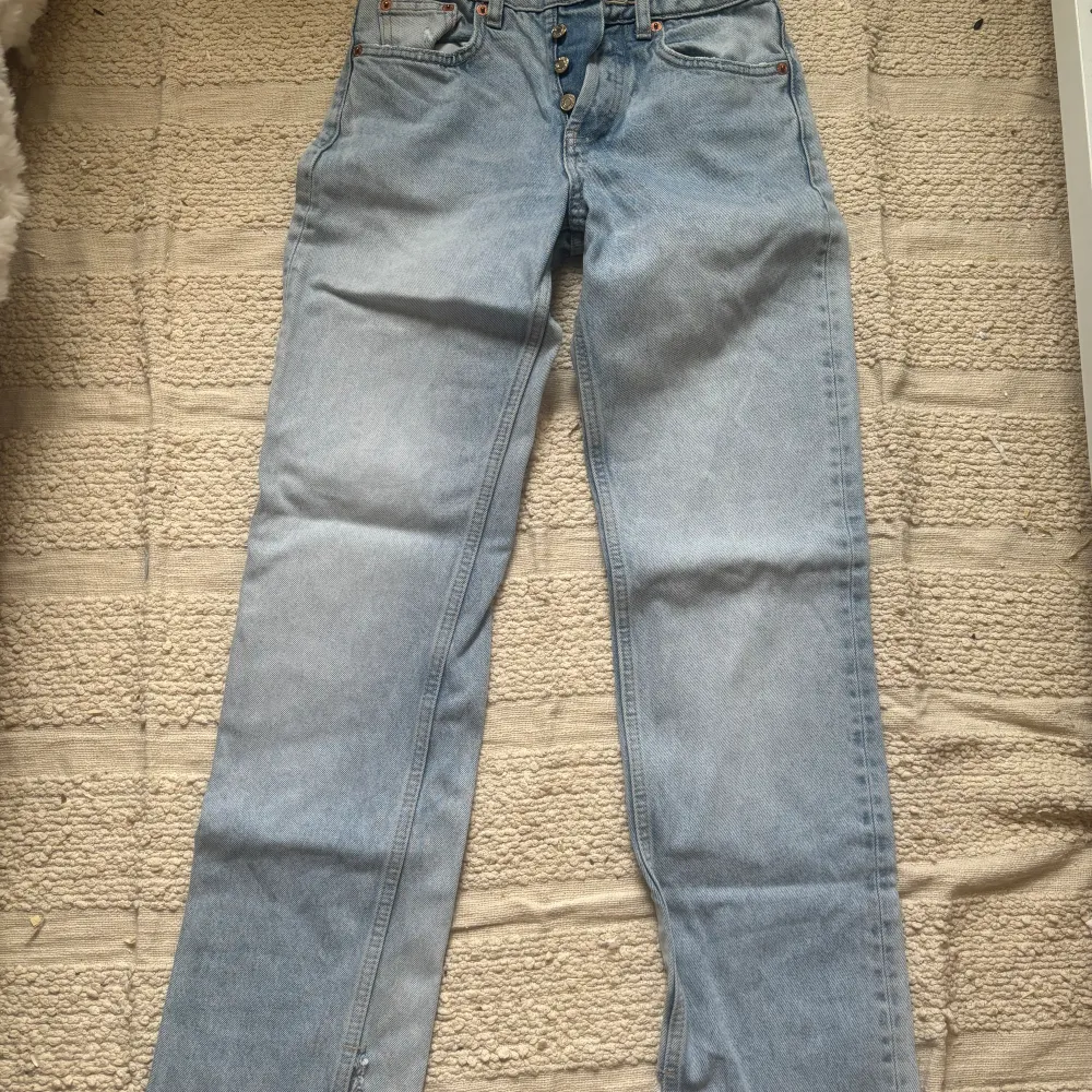 Säljer nu tre par jeans då jag inte använder dom.  Storlek 32 på alla så passar xs ungefär 1 är zara 2 är Monki 3 är asos  100kr st eller 200kr för alla. Jeans & Byxor.