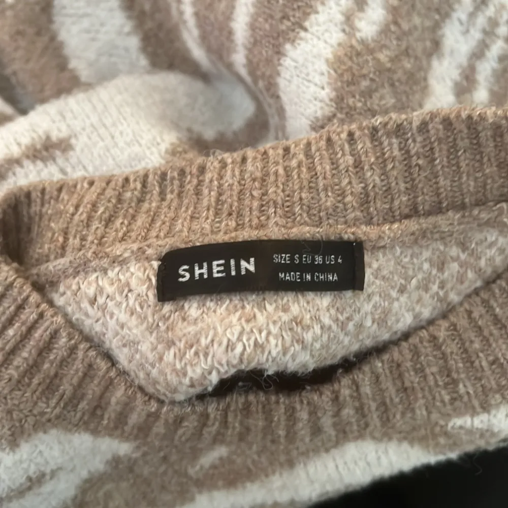 En fin stickad tröja frĂ„n SHEIN i stolen s. Har anvĂ€nt den ungefĂ€r 2-3 gĂ„nger. Tröjan Ă€r ganska tunn. Skönt material den sticker inte och Ă€r inte jobbig och ha pĂ„ sig. Skriv om du Ă€r intresseradđđ. Neuleet.