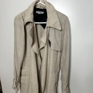 Trenchcoat  - Skit snygg trenchcoat säljs, storlek S/M passar både S och M. Använd några fåtal gånger, skicket är som nytt och inga defekter alls. 