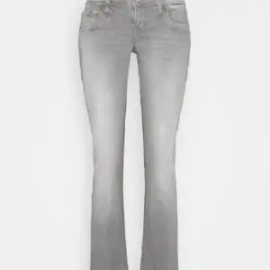 Ltb jeans i grå färg. Bra skick och bara använda nån gång. Säljs för den ej kommer till användning.