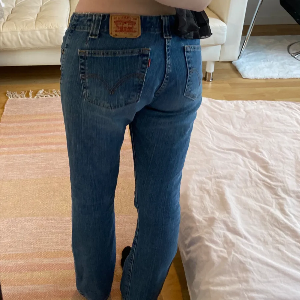 De perfekta vintage Levis jeansen! Modell 525. Köpta på POP vintagebutik! Stl m, sitter som en s/m. Jag är 170, skulle säga att de passar nån som är ca 165-170 längdmässigt🌷 frakt tillkommer. Jeans & Byxor.