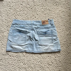 Lågmidjad jeanskjol  - Snygg lågmidjad jeanskjol!