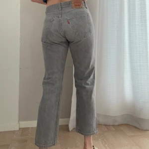 Vintage Levi’s 501 🩶 - Grå vintage Levi’s 501. Storlek W32 L30. Sitter något löst på mig som vanligtvis har W26-27. Ankellånga på mig som är 172cm. Bra vintage skick!