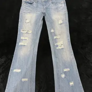 Jättecoola bootcut lågmidjade jeans med slitningar som e lite för korta för mig som e 170cm 💗💗