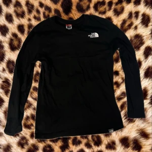 Tröja The North Face - passar mig jättebra och snyggt 🥰hoppas for dig samma ❤️