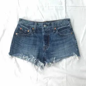 Snygga Levi’s 501 jeans shorts i 100% bomull. W25 passar storlek xs/34. Utmärkt skick, använd några få gånger 💙det går bra att trycka på köp nu 💙