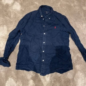 Ralph lauren linne skjorta - Säljer nu min snygga Ralph lauren linne skjorta då den inte kommer till användning. Skjortan är i strl 14-16 år vilket jag skulle uppskatta passar om man är 160-175 cm lång. Skjortan är sparsamt använd (lite skrynklig) därav skick 7,5/10
