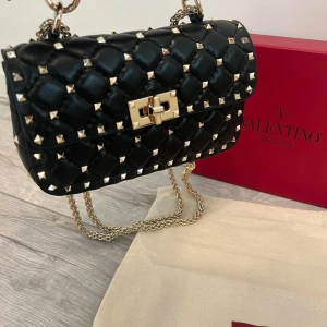 Valentino väska  - Just nu så håller jag och syrran på att rensa garderoben på saker som vi inte är i behov av längre.  Valentino väska i modellen ”Small Valentino Garavani Rockstud Spike bag ”  den är i jätte bra skick. Tags, dustbag box osv medföljer. Nypris 24 425kr