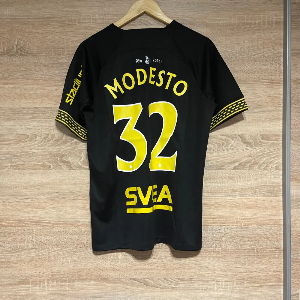 Helt nya AIK hemma tröjor, med Pittas, Faraj och Modesto. Finns i M-XL Finns även utan tryck i S-XXL. Sport & träning.