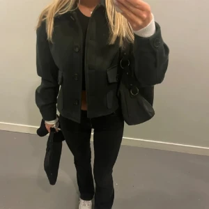 Grön jacka - Super fin grön jacka som tyvärr är lite kort i armarna för mig storlek 34/36