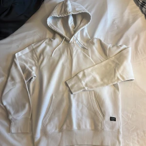 Vit Hoodie - Vit Hoodie i fint skick! Har använt den men finns inga defekter och fortfarande bra passform! 