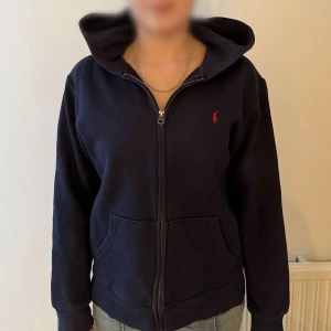 ralph lauren zip hoodie - Säljer nu denna ralph lauren zip hoodien i storlek 14-16 år, då den är för liten för mig. Går bra att skriva privat vid frågor eller om fler bilder önskas. 🌸