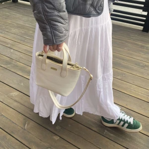Handväska  - En söt liten Don Donna väska i vit och i fint skick🤍 Skriv vid funderingar!😌