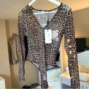 ⭐️Leopard body/topp 🐆  - Eftersökt Leopard topp i strlk XS (strechig)  , oanvänd!