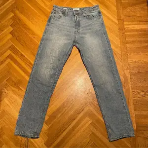 Säljer mina Jack and Jones jeans då de är för små. Använt ett par fåtal gånger, nypris 699.