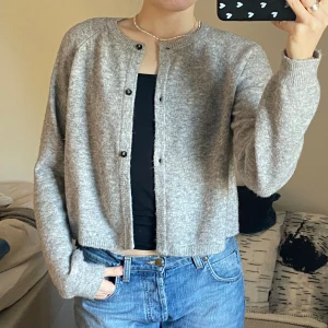 Stickad kofta - Världens mysigaste!! Står m på lappen men passar bättre på s💕💕obs lagat hål på höger sida (bild 4) men inget man tänker på💕