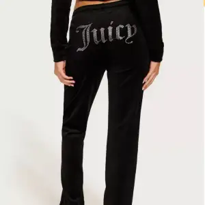 Ett par jättefina svarta juicy couture byxor. Aldrig kommit till användning och där av säljer jag dem! 