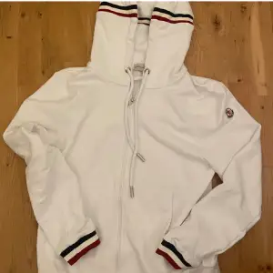 Hej! Säljer en vit moncler zip hoodie i storlek L. Helt ny! Kan ej garantera äkthet!