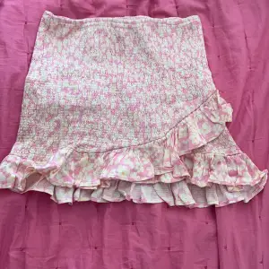 Super snygg kjol köpt från zara som har tyvärr inte kommit till användning. 