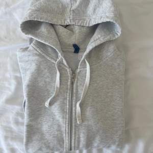 Grå zip up hoodie i strl XL🌟har gått sönder lite i ärmarna (de bild 3) men är annars i mycket bra skick!!