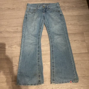 Lågmidjade Boutcut jeans - Säljer dessa skit snygga lågmidjade Boutcut Jeansen då dem nyligen e köpta på Vinted men va för långa så säljer dem vidare, de va slitet där nere när jag köpte dem. Innerbenslängd-80cm, midja-86cm . Pris kan diskuteras🤍 