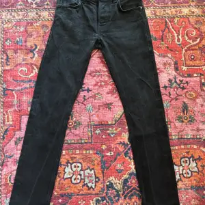 Sjukt feta Nudie Grim Tim Dry Black Selvedge (rare) stretch jeans i storlek 30/32.  Funkar ner till 28 beroende på hur du vill dem ska sitta. Sjukt fin tvätt och dessa kommer vara bli snyggare och snyggare med tiden.