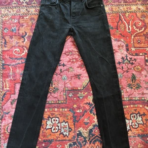 Nudie Jeans Grim Tim Blk selvedge stretch - Sjukt feta Nudie Grim Tim Dry Black Selvedge (rare) stretch jeans i storlek 30/32.  Funkar ner till 28 beroende på hur du vill dem ska sitta. Sjukt fin tvätt och dessa kommer vara bli snyggare och snyggare med tiden.