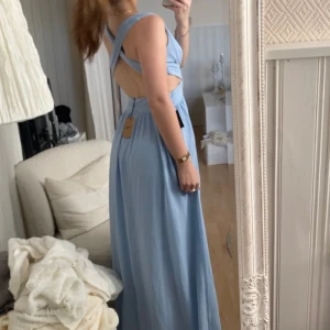 blå balklänning - superfin, köpt via sellpy men har själv inte använt den💓 storlek 38, men passar mig som är 36 bra också! priset går alltid att diskutera