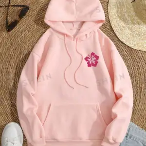 !! Lånade bilder !! Rosa hoodie från SHEIN i bra skick! 👌🏼 Storlek L och materialet är ganska tunt och luftigt vilket är skönt nu till sommaren 🎀 Normalpris: 127 kr 💵 säljer för 50 kr 🙈 