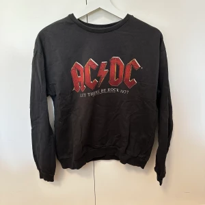 Långärmad tröja med tryck - Har använts några gånger men är i mycket bra skick!