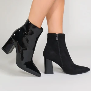 Lackade stövletter  - Svarta lackade skor från Nelly. Inga synliga slitskador. Superfint skick 😊