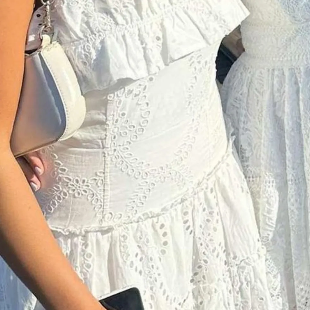 En vit klänning som jag köpte på Zara som mamma sedan sydde om till en snygg klänning utan axlar med sötaste volangerna. Klänningar.
