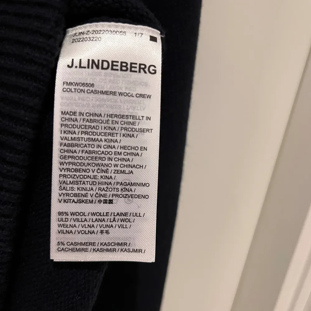 Säljer en stickad J.Lindeberg, tröjan är i 10/10 skick endast använd ett fåtal gånger. Färgen är i väldigt mörk marin blå. Nypris på denna modell är ca 1500kr, skriv om ni har några frågor.. Tröjor & Koftor.