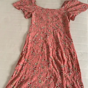 Sommarklänning - Supersöt sommarklänning med arm detaljer och fint mönster i storlek L (men passar som en M eller större S) från märket LCW casual! Skriv för fler bilder och frågor💕💕