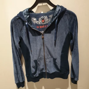 Y2K tacksuit - Blå 2000s y2k tracksuit från bik bok Oslo. Jätte fina rhinestone detaljer och velvet tyg