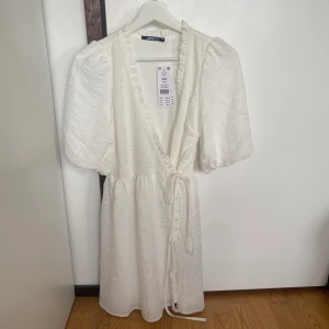 Vit klänning - Säljer nu denna superfina oanvända klänningen som skulle varit till studenten. Den är dessutom superskön i materialet! 