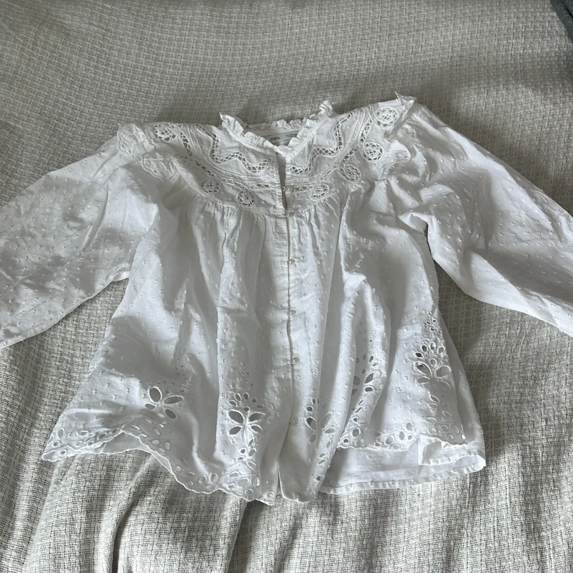 Vit blus med broderier - 90