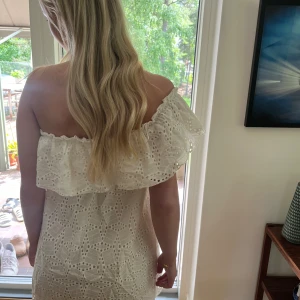 Vit zara klänning   - St xs men passar mig väldigt bra  som har m vanligtvis. Bara att kontakta mig för mer frågor(inte jag på bilden utan en kompis). Säljer för att jag inte använder, men väldigt fin💕