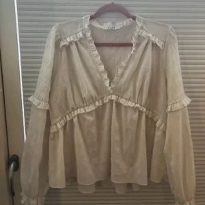 Tröja/blus - Säljer denna gulliga fina topp/blus från nakd super fin och väldigt smickrande på 😍🩷