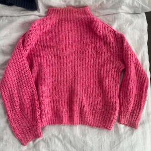 Stickad tröja  - Rosa stickad tröja, älskar den men känner att den är inte mig längre! 